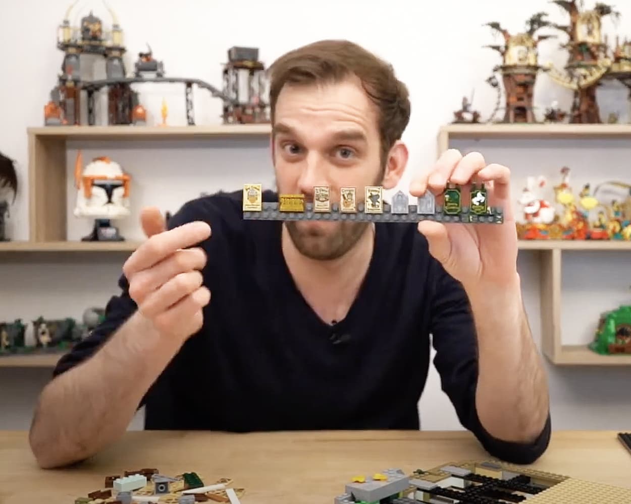 Der Youtuber Bricktum hält einige Prints von Cultbricks Custom Premium Prints in die Kamera